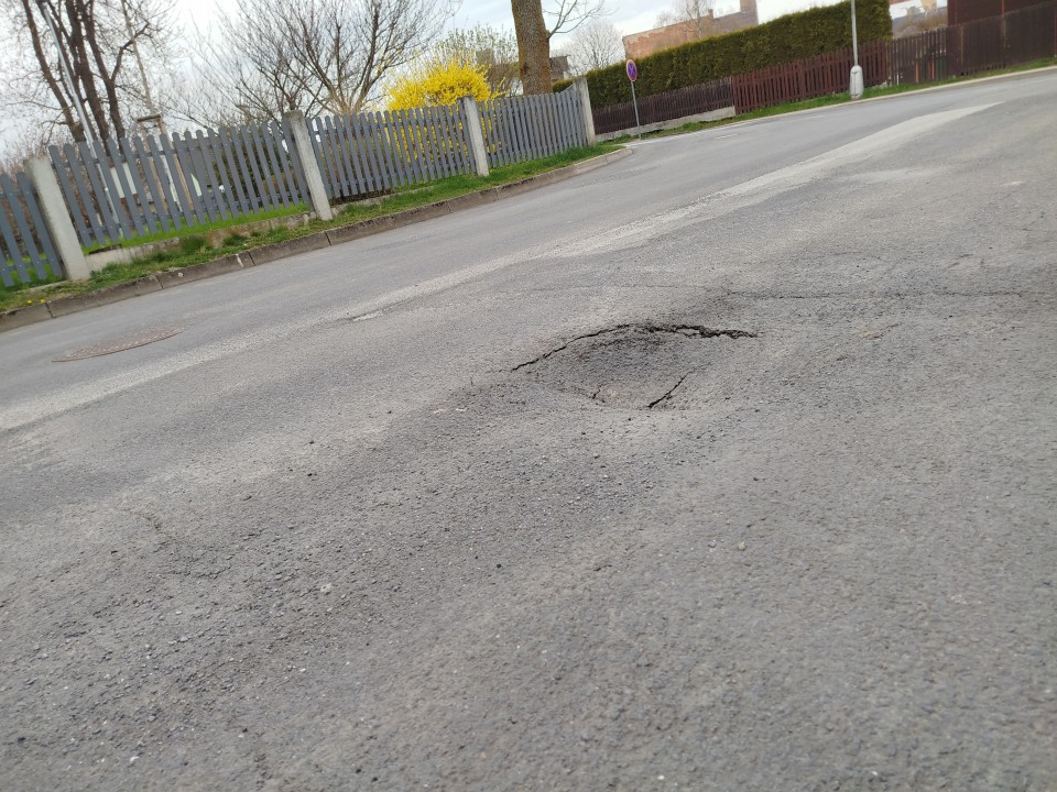 díra silnice u parku.jpg